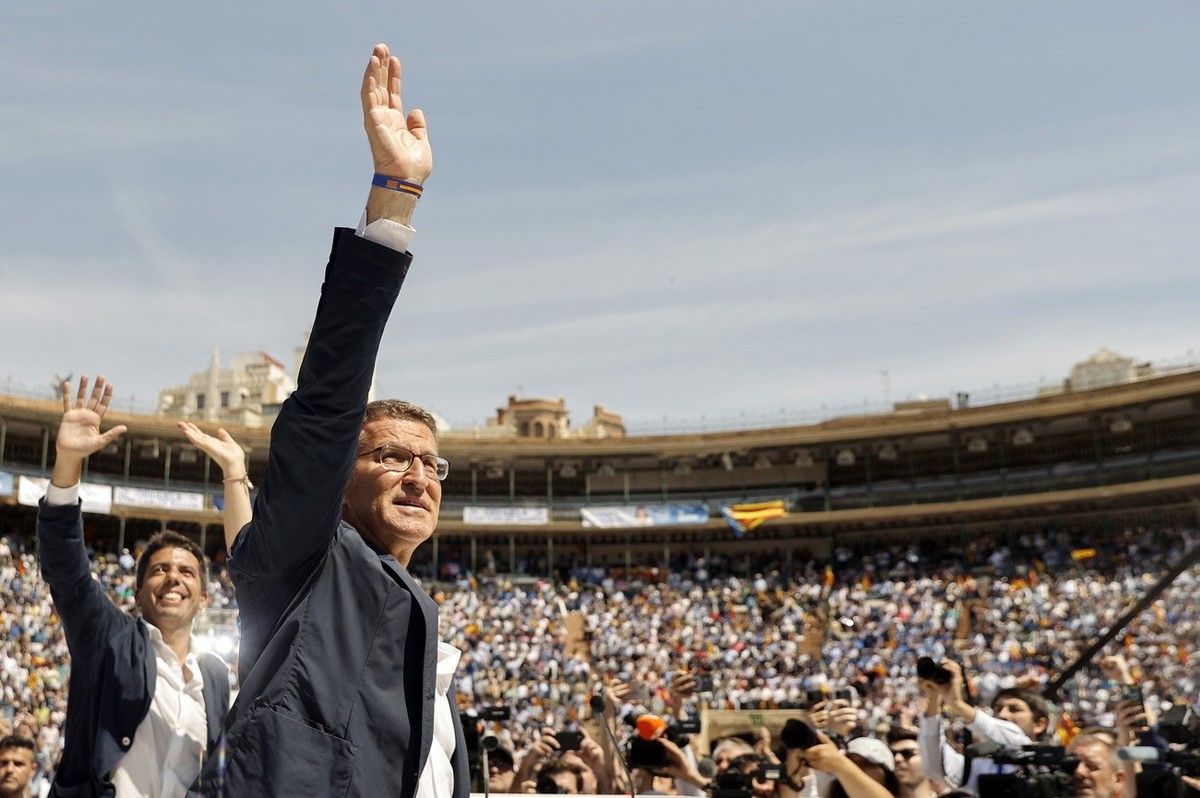 epa10643249 President of the People's Party (PP) Alberto Nunez Feijoo (R) attends a political rally at the bullring in Valencia, Spain, 21 May 2023, with PP's candidate to regional Presidenc ...