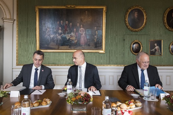 Bundespraesident Alain Berset, Mitte, Bundesrat Ignazio Cassis, links, und Bundesrat Johann Schneider-Ammann, rechts, zu Beginn der Von-Wattenwyl-Gespraeche, am Freitag, 9. November 2018 in Bern. (KEY ...