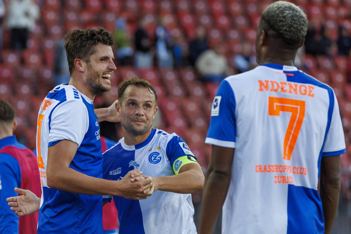 Grasshopper Club Zuerich Mittelfeldspieler Pascal Sch�rpf feiert seinen Treffer zum 1-0 mit Amir Abrashi waehrend dem Fussball-Meisterschaftsspiel in der Regulaeren Saison der Super League zwischen de ...