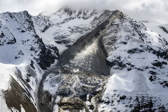 KEYPIX - Steine eines Felssturzes vom Kleinen Nesthorn stuerzen auf den Birchgletscher im Loetschental, am Freitag, 23. Mai 2025, in Blatten. Das Dorf Blatten VS im Loetschental musste wegen der Gefah ...