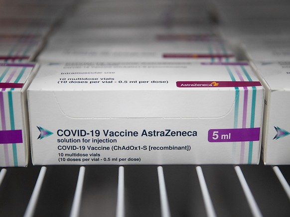 ARCHIV - Ampullen mit dem Corona-Impfstoff des Herstellers AstraZeneca stehen in kleine Kartons verpackt in einem K�hlschrank. Foto: Andrew Matthews/PA Wire/dpa