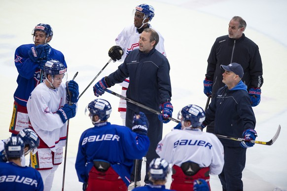 Trainer Andre Roetheli, Mitte, Felix Hollenstein Assistenzcoach, rechts hinten, und Niklas Gaellstedt, Assistenzcoach, rechts Mitte, beim Training des EHC Kloten, in der Swiss Arena in Kloten, Sonntag ...