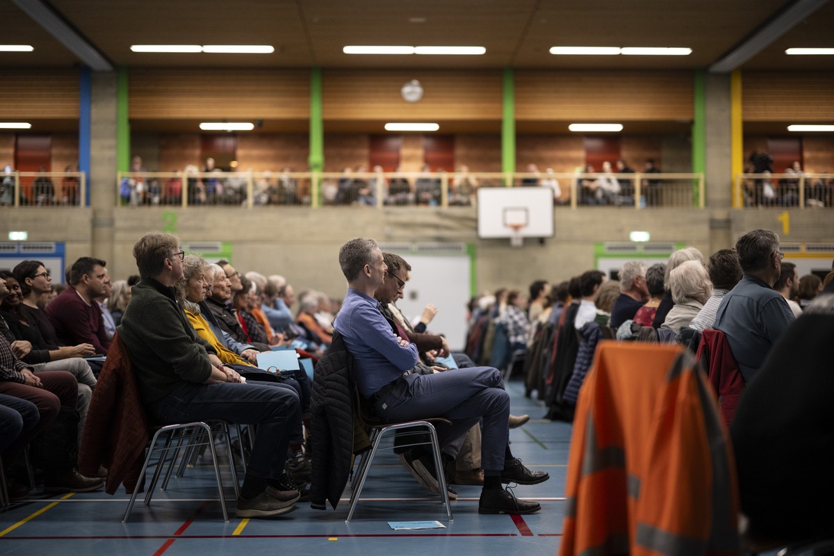 Blick in die Gemeindeversammlung, aufgenommen am Donnerstag, 15. Februar 2024, in Steckborn. Die Gemeinde entscheidet heute an einer ausserordentlichen Versammlung ueber die Kuendigung des Vertrages m ...