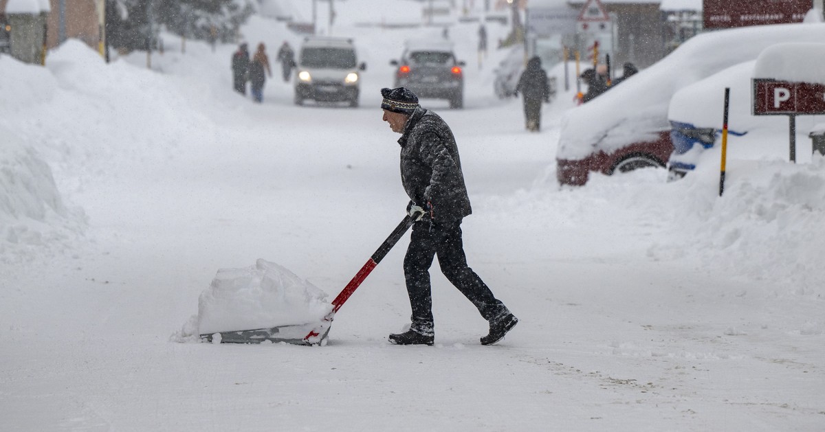 Schneeraeumungsarbeiten im Dorf Andermatt sind im vollem gange und Strasse zwischen Hospental und Realp im Kanton Uri ist bis auf weiteres wegen Lawinengefahr gesperrt, dies nach den heftigen Schneefa ...