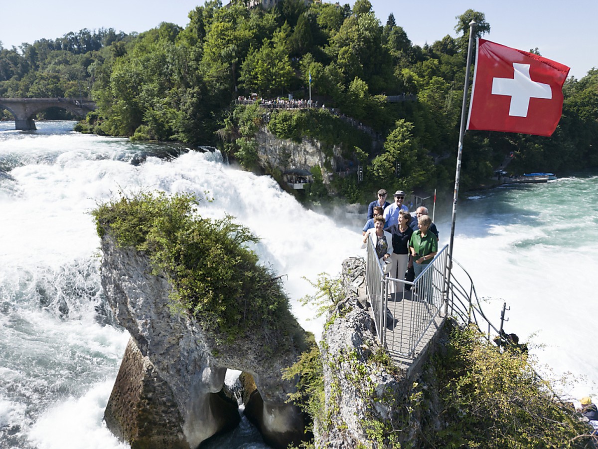 Apr�s avoir gravi le rocher des Chutes du Rhin, les conseillers f�d�raux se sont rendus au ch�teau de W�rth, o� ils ont rencontr� les m�dias.