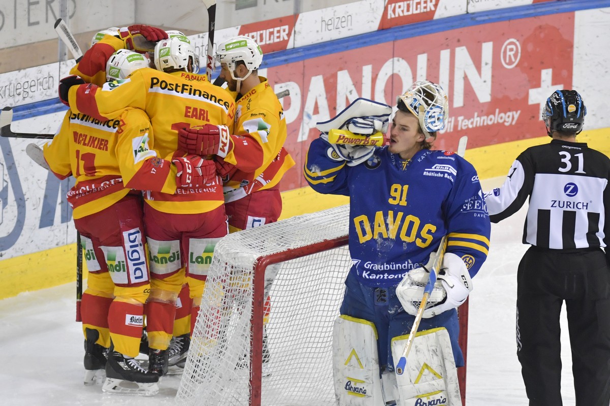 Biels Spieler jubeln nach dem Treffer zum 0-1, links, rechts Davos' Gilles Senn, waehrend dem Eishockey Meisterschaftsspiel der National League zwischen dem HC Davos und dem EHC Biel, am Samstag, ...