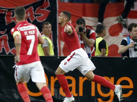 epa06113304 Dinamo&#039;s Rivaldinho celebrates after scoring the 1-1 goal during the UEFA Europa League third qualifying round, first leg soccer match between Dinamo Bucharest and Athletic Bilbao, in ...