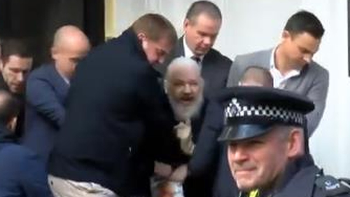 Assange wird festgenommen.