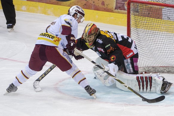 Berns Goalie Leonardo Genoni, geschlagen von Servettes Michael Keraenen, links, waehrend dem Eishockey National League Spiel zwischen dem SC Bern und dem Genf-Servette HC, am Montag, 5. Maerz 2018, in ...