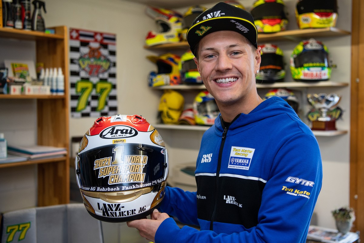 Dominique Aegerter, Schweizer Motorradrennfahrer posiert waehrend einem Interviewtermin, am Montag, 1. November 2021, in Rohrbach im Emmental. Aegerter ist amtiernder Supersport-Weltmeister 2021. (KEY ...
