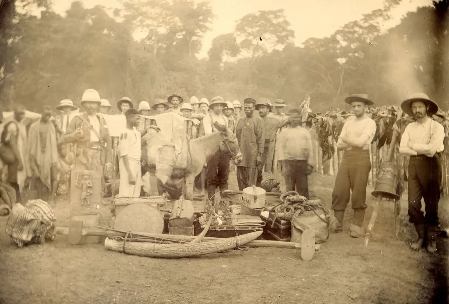 Abtransport der geplünderten Objekte aus dem königlichen Hof von Benin, 1897.
https://www.britishmuseum.org/collection/object/EA_Af-A79-17