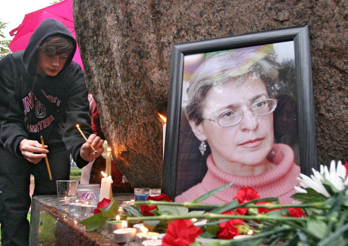 Russian journalist Anna Politkovskaya was killed in her apartment building on Saturday. Police says that the murder is possibly tied to her investigative reportings.Politkovskaya was found dead with a ...