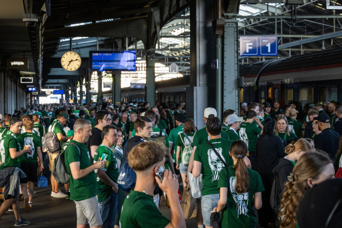 Fans des FC St.Gallen warten im Bahnhof auf den Extrazug, der sie ans Auswärtsspiel bringt.