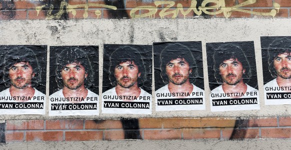 Auf Plakaten forderten Anhänger Colonnas Gerechtigkeit.