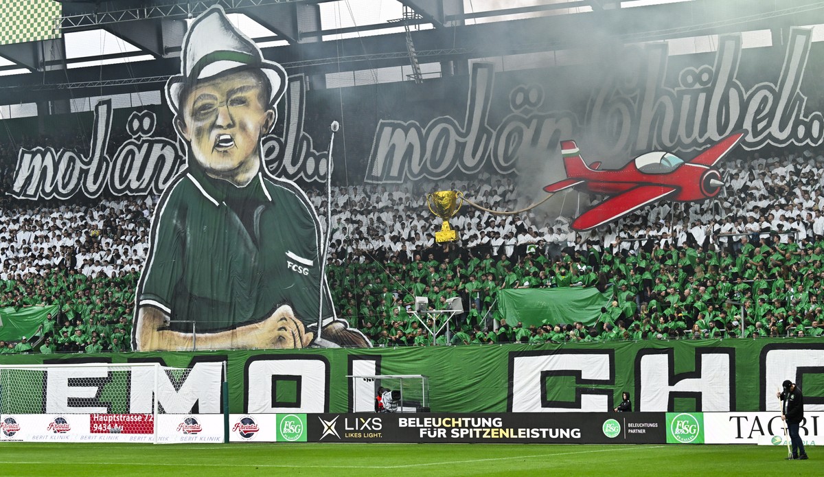 Choreo der St. Galler Fans im Fussball Meisterschaftsspiel der Swiss Super League zwischen dem FC St. Gallen (St. Gallen) und dem FC Basel (FCB), am Samstag, 26. Juli 2025, im kybunpark in St. Gallen. ...
