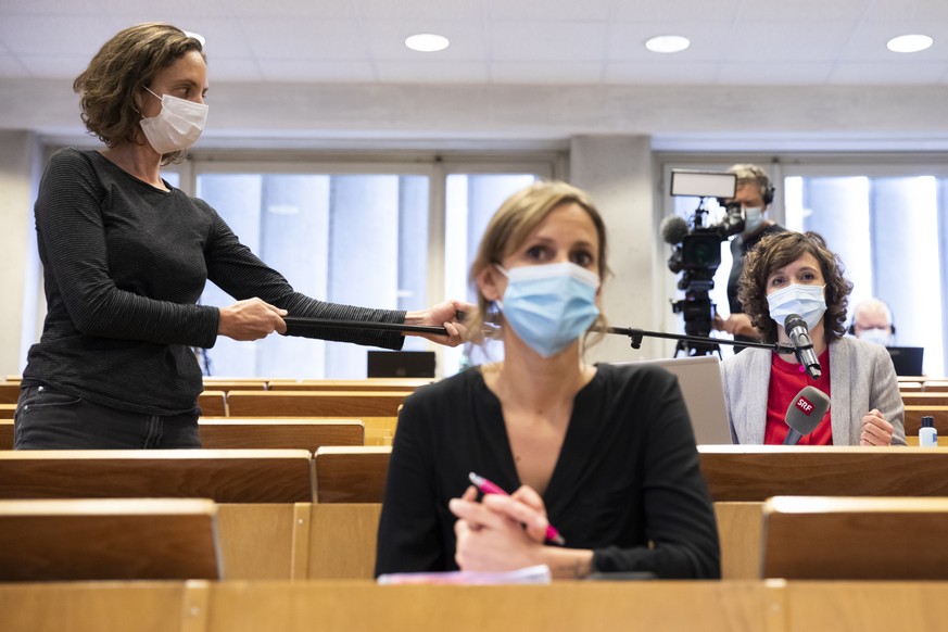 SRF Journalistin Felicie Notter stellt Bundesrat Alain Berset eine Frage, waehrend einer Medienkonferenz zur aktuellen Situation um den Coronavirus, nach einem Besuch von Bundesrat Alain Berset im Uni ...