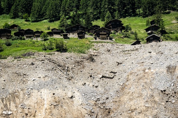 Une vue aerienne de l&#039;eboulement avec le hameau de Weissenried au-dessus du village valaisan de Blatten le mardi 24 juin 2025 a Blatten dans le Loetschental. Le village de Blatten, en Valais, a e ...