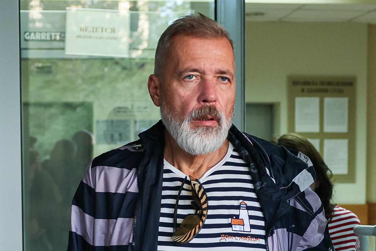 RUSSIA, MOSCOW - SEPTEMBER 3, 2026: Dmitry Muratov designated as a foreign agent in Russia, chief editor of the Novaya Gazeta media license annulled in Russia, appears near the Simonov District Court, ...