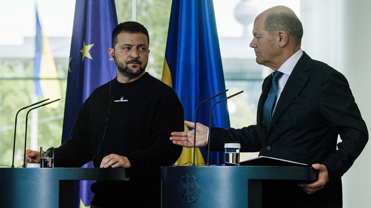 epa10627008 Ukrainian President Volodymyr Zelensky (2-R) and German Chancellor Olaf Scholz (R) address a joint press conference following their meeting at the Chancellery in Berlin, Germany, 14 May 20 ...