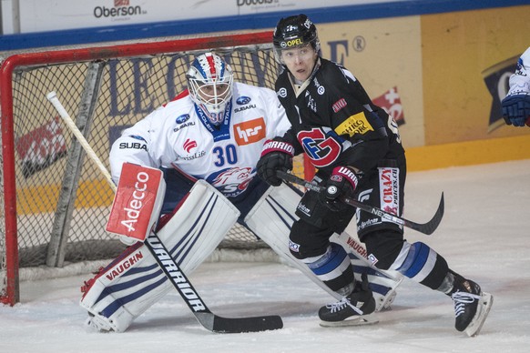 Fribourgs Flavio Schmutz, rechts, im Duell mit ZSC Goalie Lukas Flueeler, links, waehrend dem Meisterschaftsspiel der National League zwischen dem HC Fribourg-Gotteron und den ZSC Lions, am Freitag, 5 ...