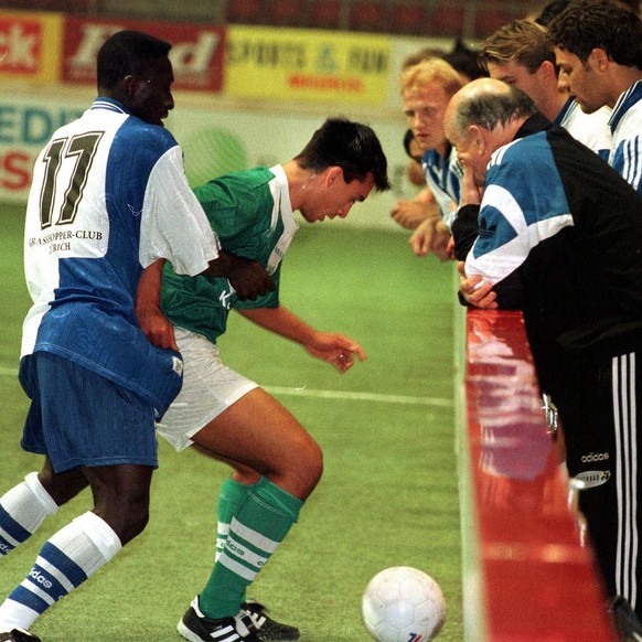 Hallenfussball-Finalturnier am Wochenende in der Sporthalle St. Jakob in Basel. Unser Bild entstand am Samstag, 24. Januar 1998, und zeigt die Partie zwischen dem FC St. Gallen und GC. St. Gallens Hak ...