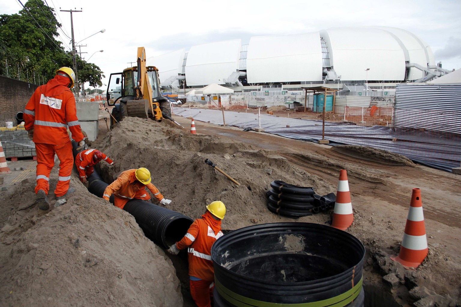 In und um das Stadion in Natal wird noch fleissig gewerkelt und nachgebessert. Eine Aufnahme vom 10. Mai.