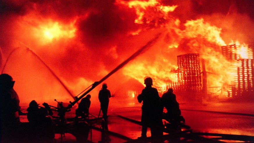 ARCHIVE --- VOR 30 JAHREN, AM 1. NOVEMBER 1986, BRACH AUF DEM GELAENDE DER DAMALIGEN CHEMIEFIRMA SANDOZ IN SCHWEIZERHALLE EIN GROSSBRAND AUS. EIN LAGERGEBAEUDE MIT UEBER 1000 TONNEN CHEMIKALIEN BRANNT ...