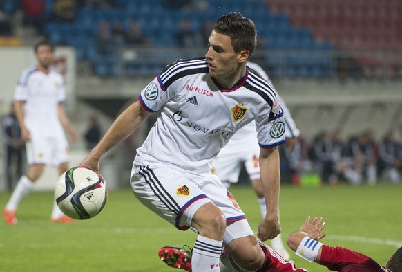 29.04.2015; Vaduz; Fussball Super League - FC Vaduz - FC Basel; Fabian Schaer (Basel) gegen Mario Sara (Vaduz) (Michael Zanghellini/freshfocus)