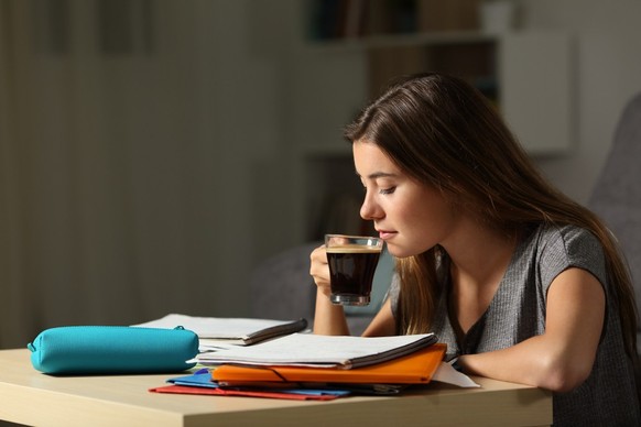 Frau lernt und trinkt Kaffee