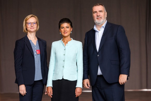 ARCHIV - 01.06.2024, Th�ringen, Erfurt: Katja Wolf (l) und Steffen Sch�tz, beide Parteivorsitzende des BSW Th�ringen, stehen neben Sahra Wagenknecht, Bundesparteivorsitzende des BSW, beim Parteitag de ...