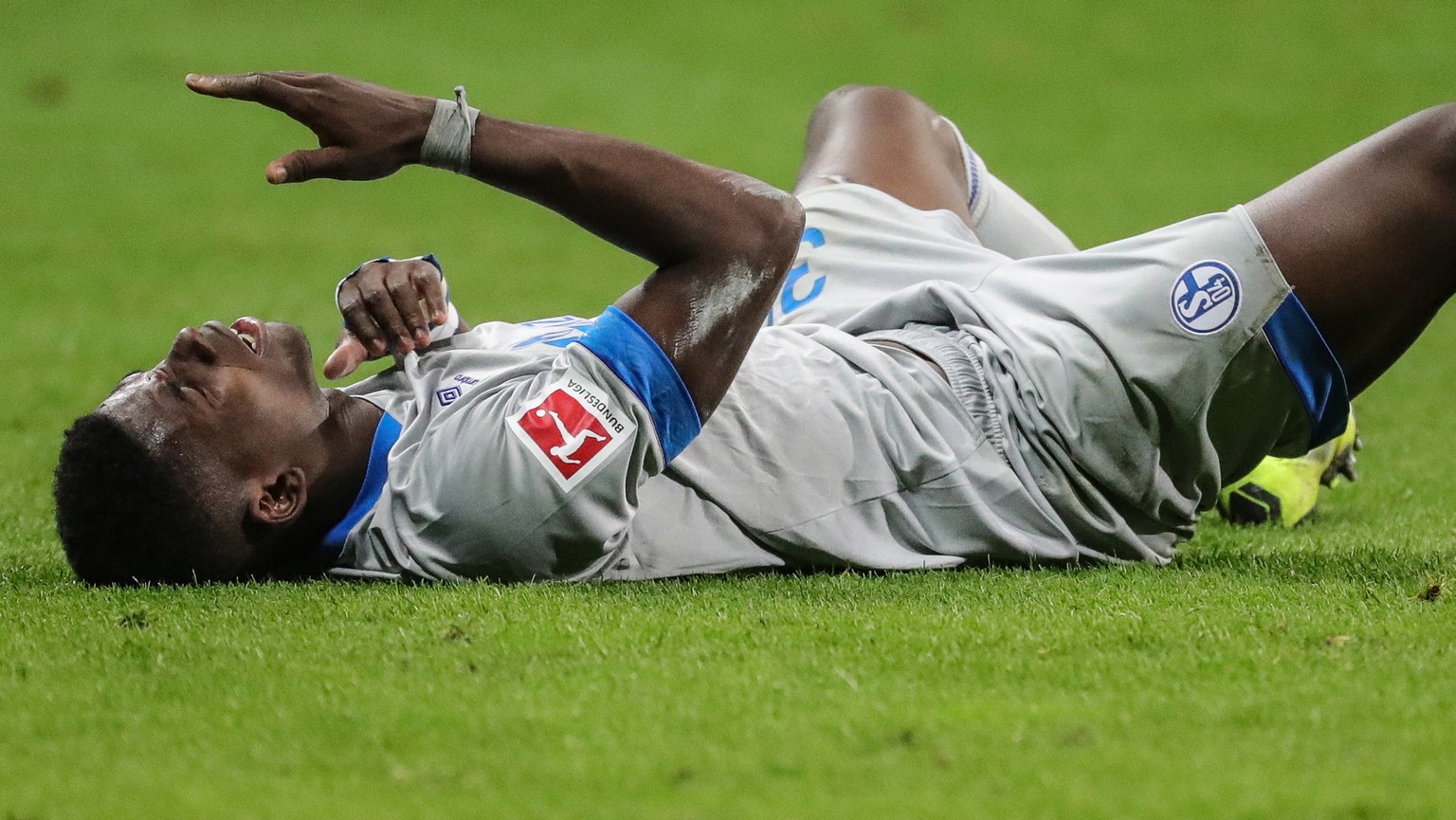 epa07159474 Schalke&#039;s Breel Embolo reacts during the German Bundesliga soccer match between Eintracht Frankfurt and FC Schalke 04 in Frankfurt Main, Germany, 11 November 2018. EPA/ARMANDO BABANI  ...