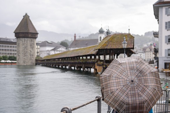 Die ersten Wasseruebertritte an der Reuss in Luzern sind erfolgt, am Freitag, 16. Juli 2021, in Luzern. Der Wasserspiegel des Vierwaldstaettersees ist bedrohlich hoch angestiegen und es muss in den na ...