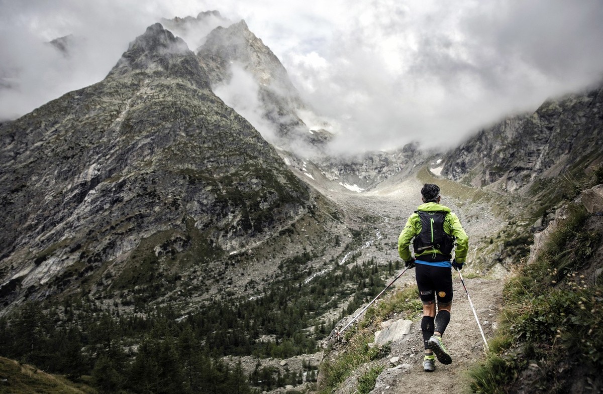 Un concurrent de l'Ultra-Trail du Mont-Blanc (UTMB), au Grand Col Ferret, le samedi 1er septembre 2018. (AP Photo/Laurent Cipriani)