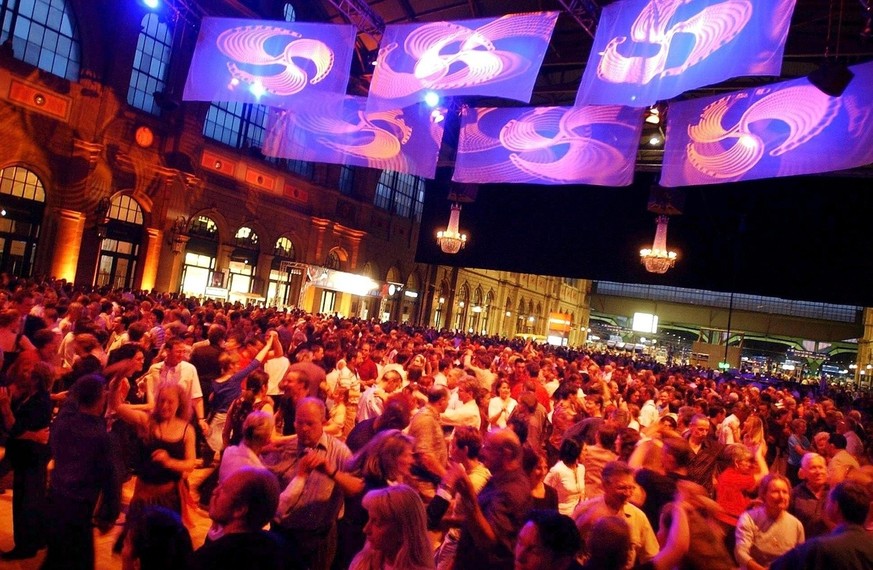 Hunderte tanzen in der grossen Halle des Zuercher Hauptbahnhofs am Samstag, 5. Juli 2003 beim "Sommernachtsball" zu den Klaengen des Wiener Ballorchesters und zu den heissen Rhytmen der Big ...