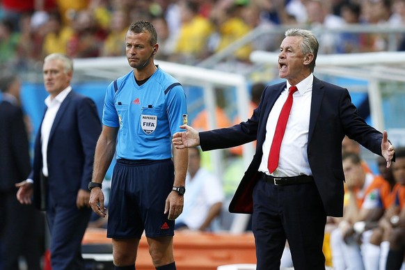 Ottmar Hitzfeld nervt sich an der Seitenlinie über die Leistung gegen frankreich.