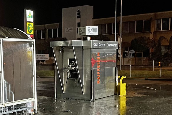 HANDOUT - Ein gesprengter Bancomat in Mehlsecken, Gemeinde Reiden, am fruehen Samstag, 22. Oktober 2022. Die Taeter sprengte den Bancomaten um kurz vor 01.15 Uhr. Verletzt wurde niemand. Es entstand j ...