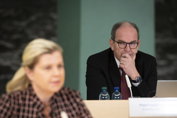 Kantonsaerztin Danuta Zemp und Regierungspraesident Bruno Damann an einer Medienkonferenz der St. Galler Regierung zur Corona-Situation und dem weiteren Vorgehen, aufgenommen am Mittwoch, 9. Dezember  ...