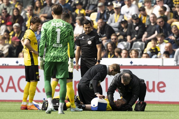 Gregory Wuethrich (YB), bekommt Hilfe, nachdem er sich verletzt hat, im Fussball Meisterschaftsspiel der Super League zwischen dem BSC Young Boys (YB) und dem FC Sion (SIO), im Stadion Wankdorf in Ber ...