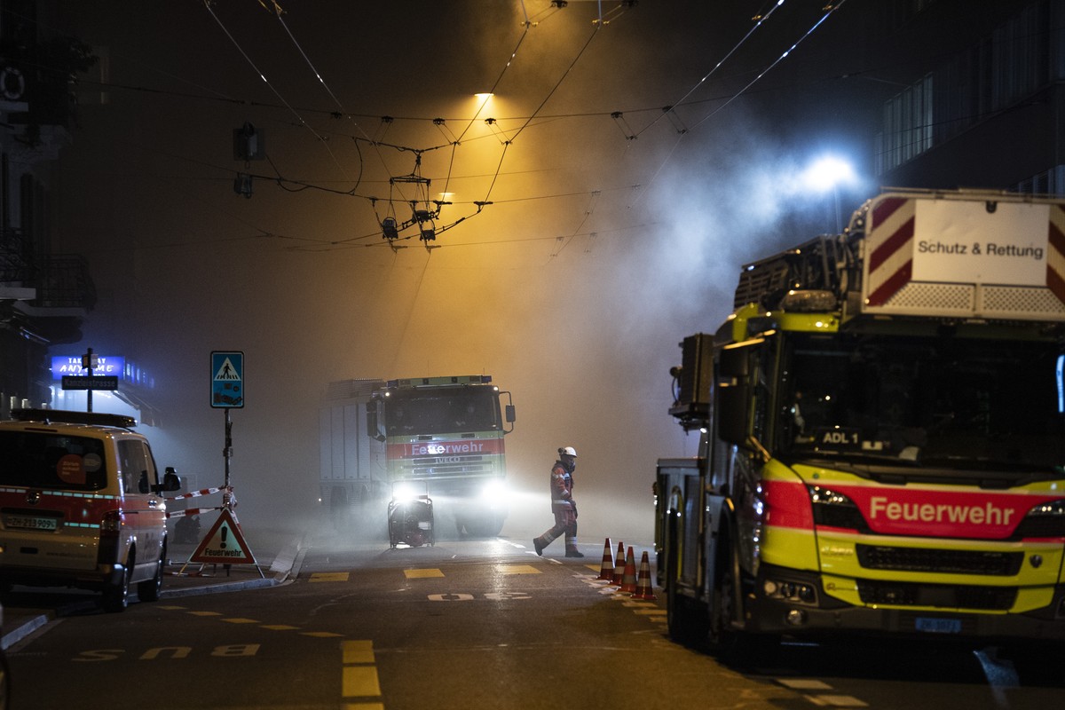 Ein Feuerwehrmann lauft durch den dichten Rauch von einem Brand in der Langstrasse in Zuerich, aufgenommen am Montag. 27. September 2021. (KEYSTONE/Ennio Leanza).