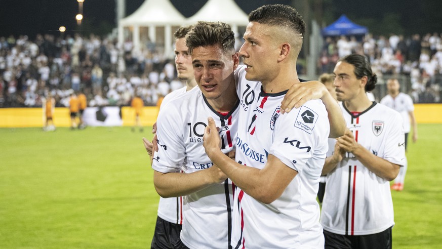 Enttaeuschte Aarauer nach ihrer Niederlage in der Fussball Challenge League zwischen dem FC Aarau und dem FC Vaduz im Stadion Bruegglifeld in Aarau, am Samstag, 21. Mai 2022. (KEYSTONE/Ennio Leanza)