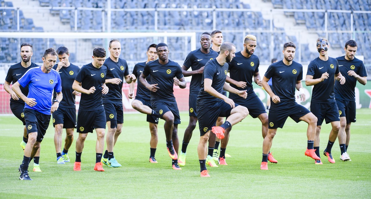 Spieler der Berner Young Boys fotografiert beim Training am Dienstag, 23. August 2016, im Borussia Park in Moenchengladbach. Die Berner Young Boys treffen morgen Dienstag im UEFA Champions League Play ...
