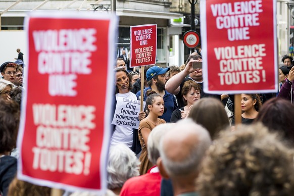 Menschen in Genf protestieren gegen Gewalt.