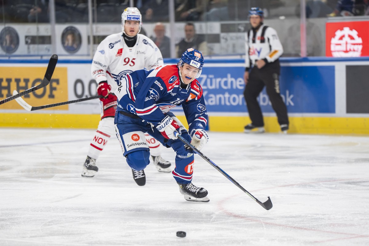 Nicolas Baechler (ZSC) (vorne) kaempft um den Puck mit Tyler Moy (SCRJ) (dahinter) im Spiel der Eishockey National League zwischen ZSC Lions und den Rapperswil-Jona Lakers am Dienstag, 1. Oktober 2024 ...