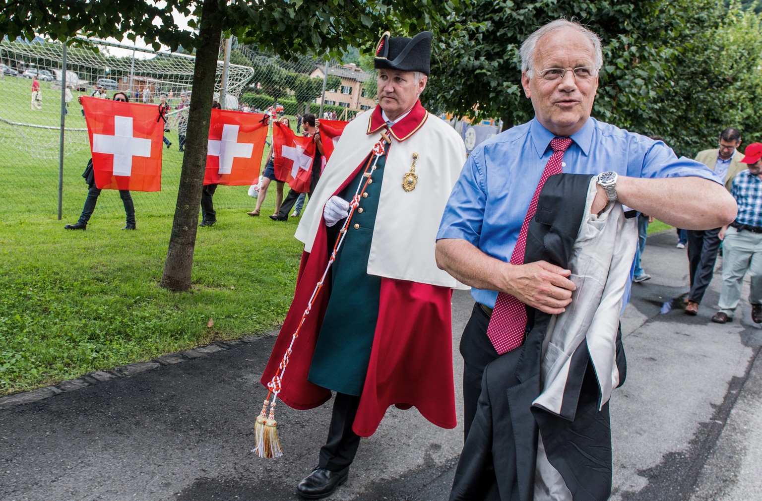 Wirtschaftsminister Johann Schneider-Ammann am 1. August mit einem Bundesratsweibel im Kanton Tessin.