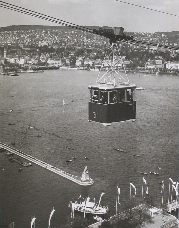 Landi-Seilbahn, mit Blick auf den Hafen Enge und die Stadt, 1939.<br data-editable="remove">
