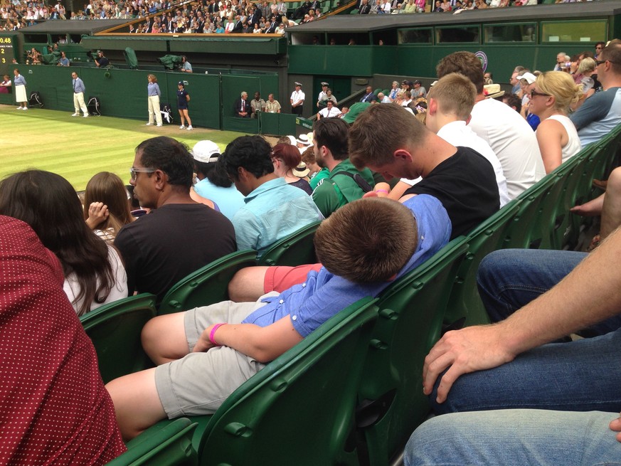 Die «Queue» ist hart. Einige nicken kurz ein. Hier im zweiten Satz zwischen Federer und Wawrinka.