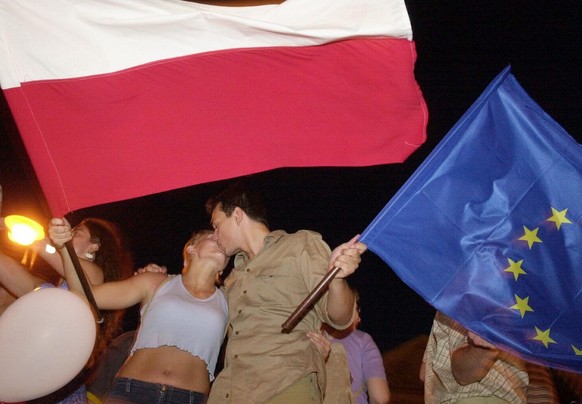 Warsaw residents celebrate the first official results of the European Union accession referendum in Poland, in Warsaw Sunday night, June 8, 2003. According to first results 79 percent voters decided & ...