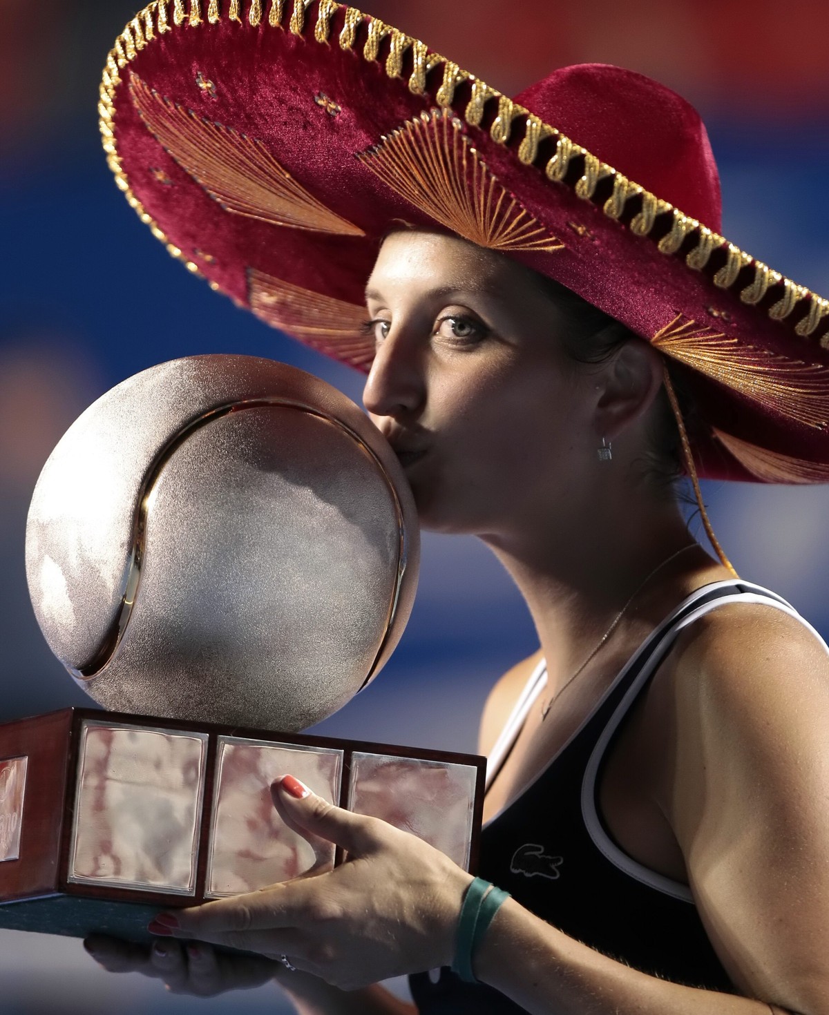 Mit passender Kopfbedeckung posiert Bacsinszky mit ihrer neuen Trophäe.