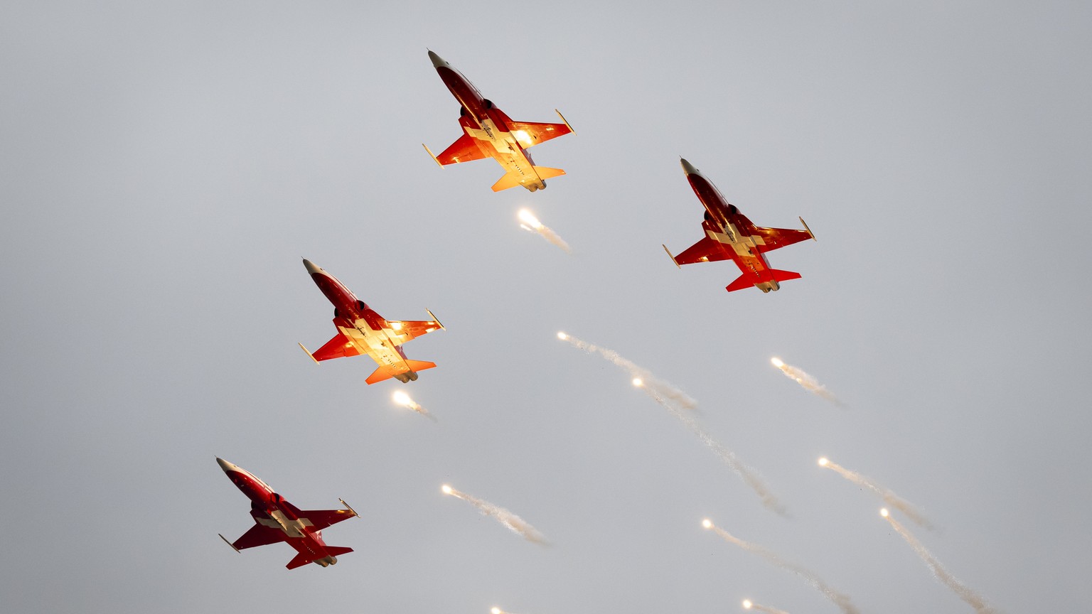 epaselect epa10925767 Tiger F5 airplanes from the Patrouille Suisse drop flares during the annual airshow of the Swiss Army in the Axalp area near Meiringen, Canton of Berne, Switzerland, 18 October 2 ...