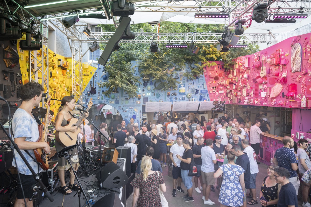 Besucher bewegen sich an der Badenfahrt 2023, aufgenommen am Freitag, 18. August 2023 in Baden. Das Volksfest Badenfahrt, das nur alle zehn Jahre stattfindet, dauert vom 18. bis zum 27. August 2023 st ...
